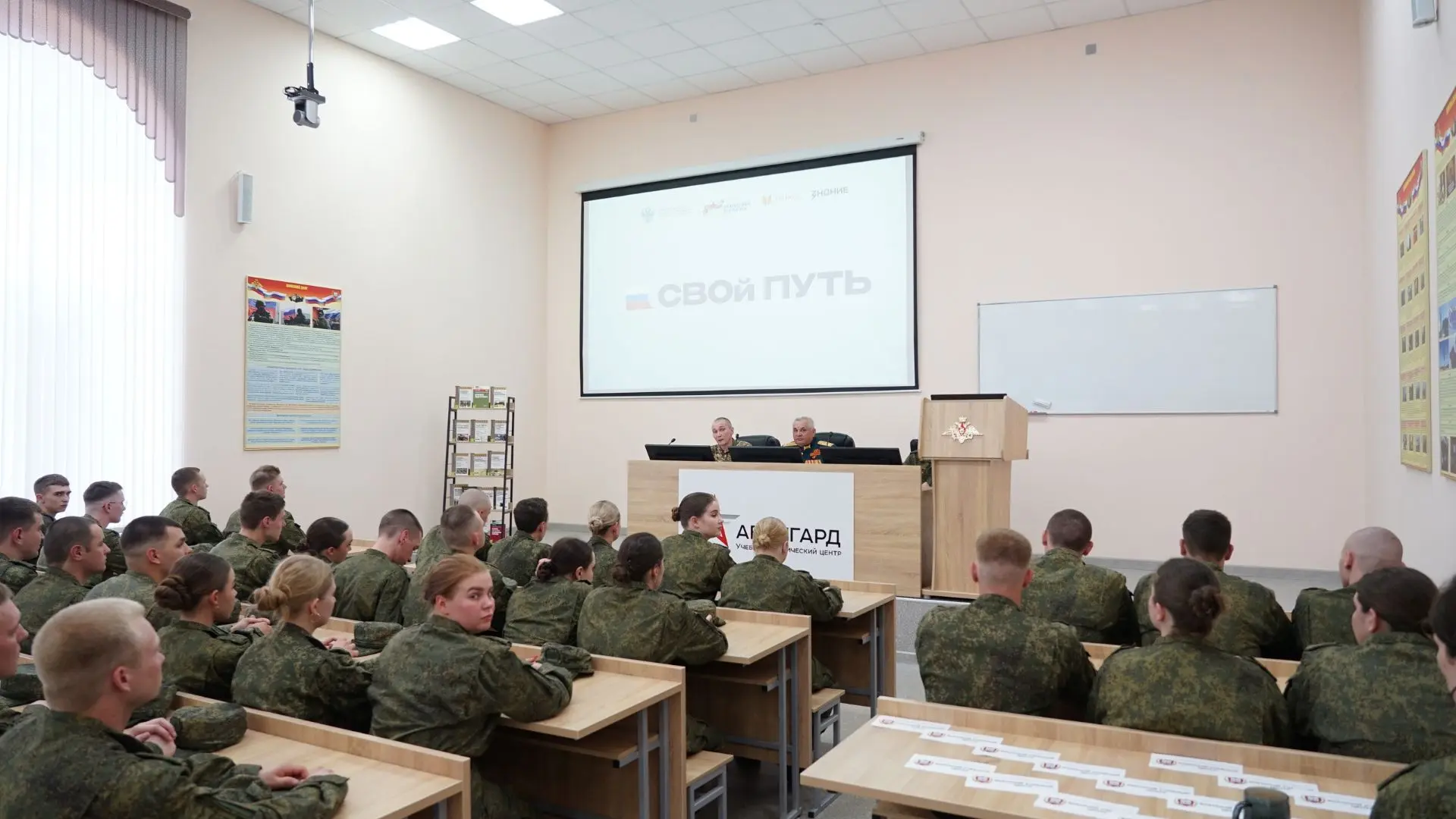 Праздничный парад в Военном учебном центре в Георгиевском, посвященный Дню Победы. По плацу сегодня 