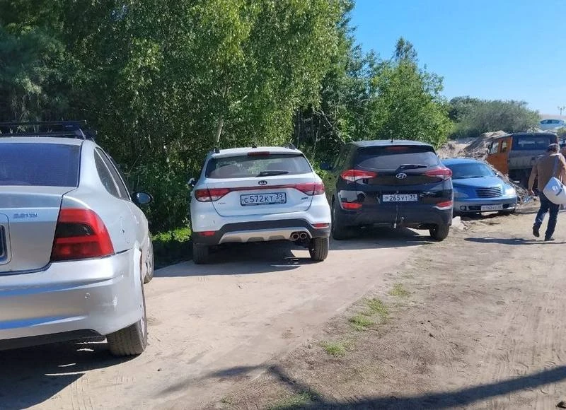 Велодорожку за миллиард разносят автомобили в Янтарном