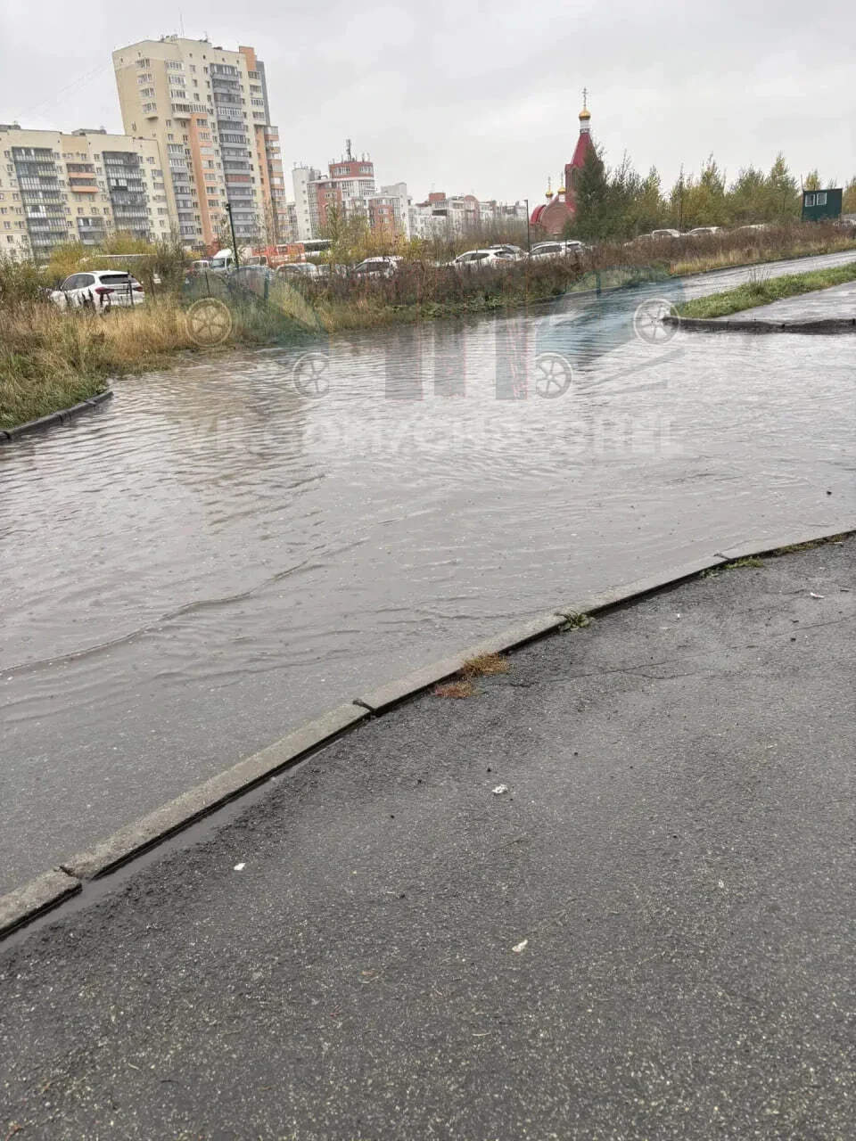 Огромная лужа на Братьев Кашириных