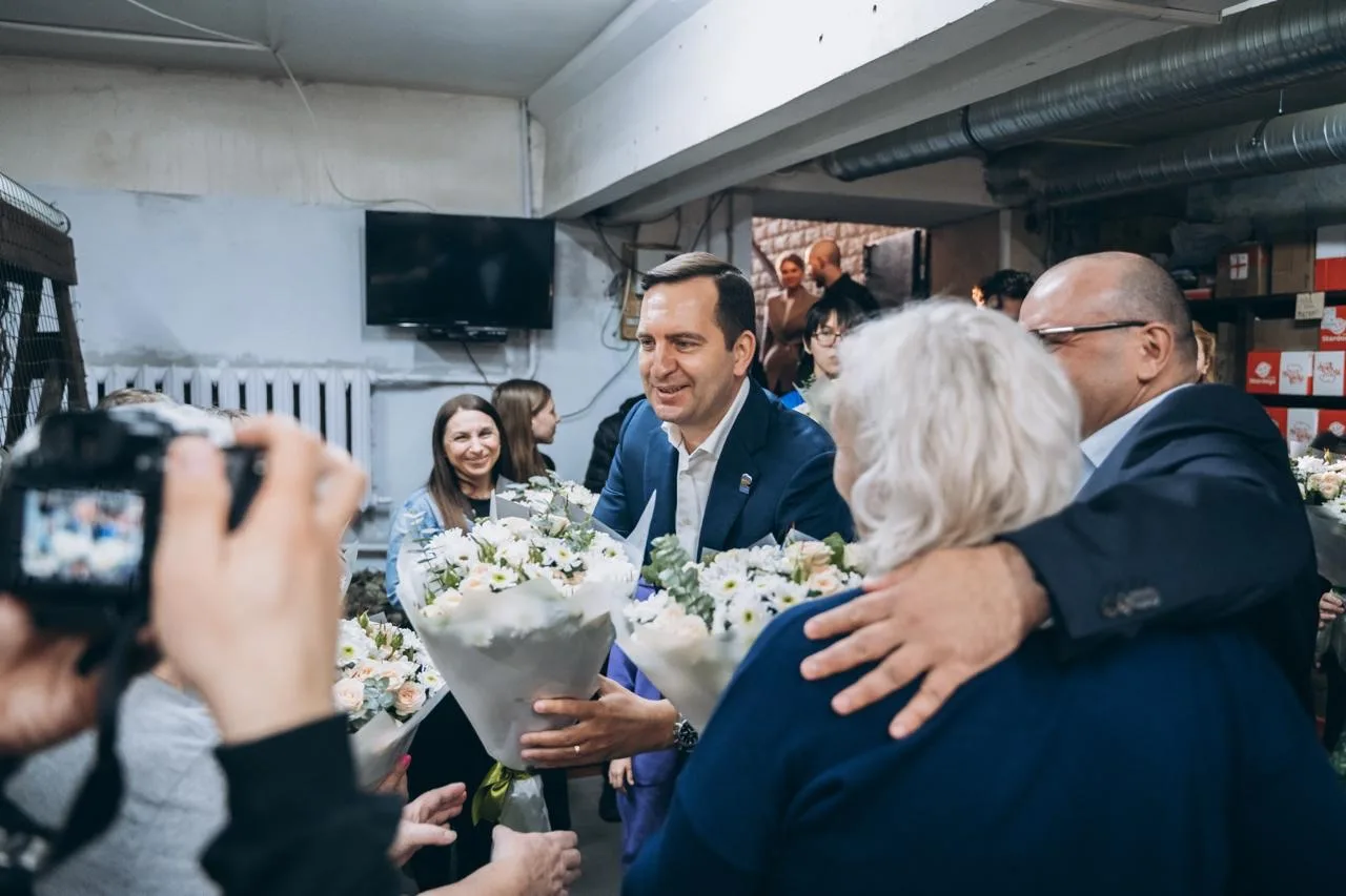 По приглашению руководителя волонтёрского движения «Тыл добра» Ольги Смирновой приехал в их штаб в Л