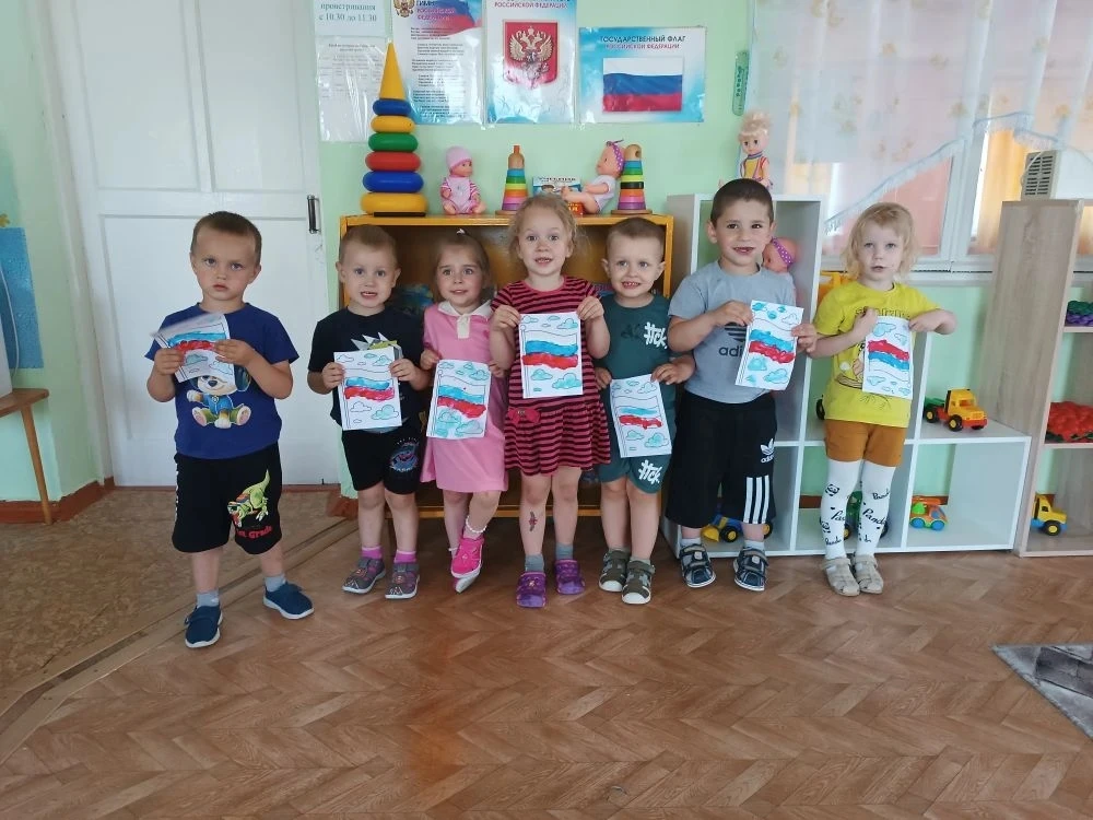 Рисование на тему :«Российский флаг». 🇷🇺(младшая группа)нетрадиционная техника рисования(пальчиком