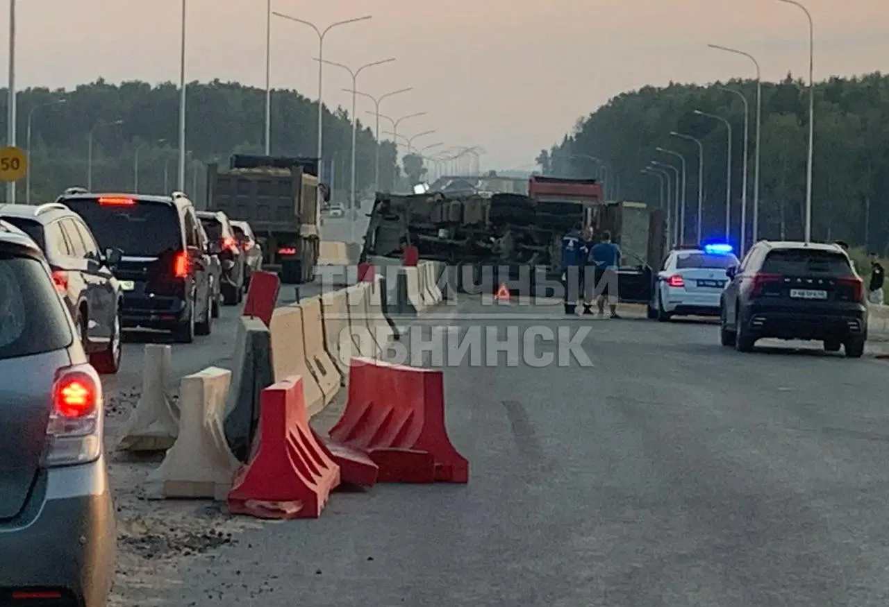 Песковоз лёг на бок и парализовал движение в сторону Москвы