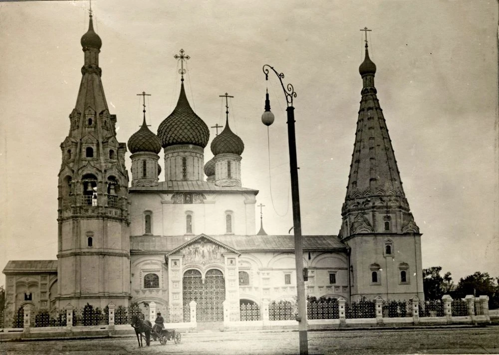 Три факта о ярославской церкви Ильи Пророка. Кстати, на этом снимке она запечатлена в н...