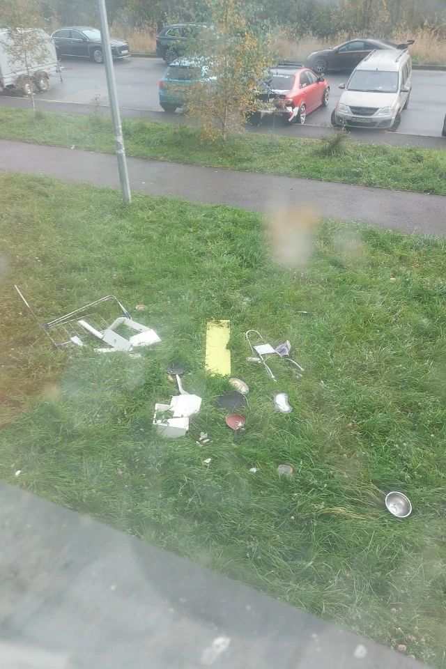 В ЖК "Ромашки" выкидывают из окон кухонную утварь и ремонтные принадлежности 🙃 Будьте ...
