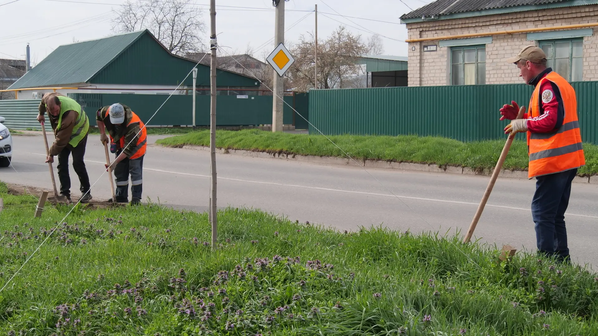 Продолжаем работу по санитарной очистке Кочубеевского округа  Сегодня работники ХЭС трудятся на улиц