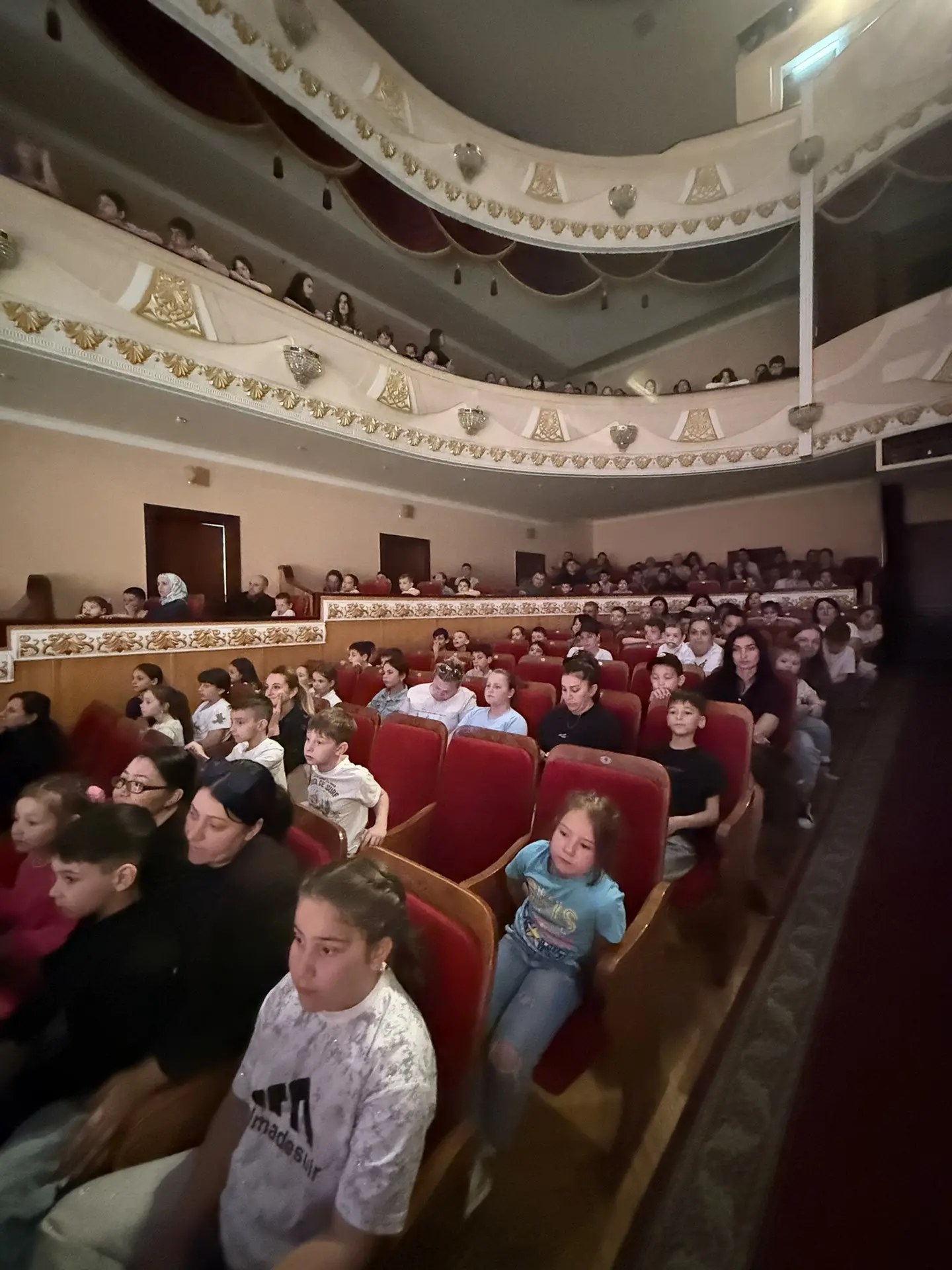 В День защиты детей сыграли две сказки «Кот в сапогах» для деток из малообеспеченных се...