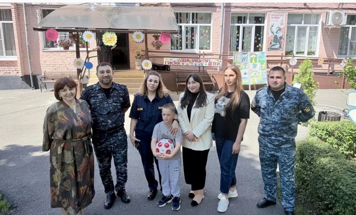 ✅ Сотрудники исправительной колонии № 1 поздравили воспитанников детского дома «Хуры тын» с Днем защ