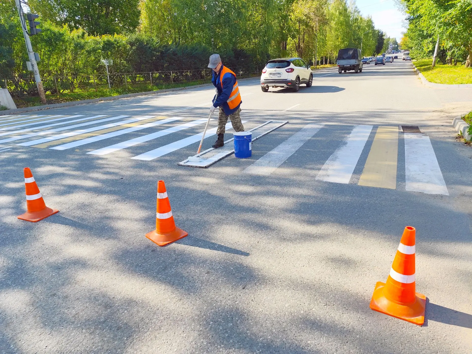 В Кирово-Чепецке перед 1 сентября обновляют разметку пешеходных переходов