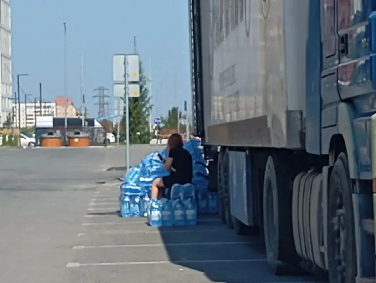 😳 Воду продают прям из фуры в пятерках

Около дома Новоселов 90

Стоимость не известно, материал из