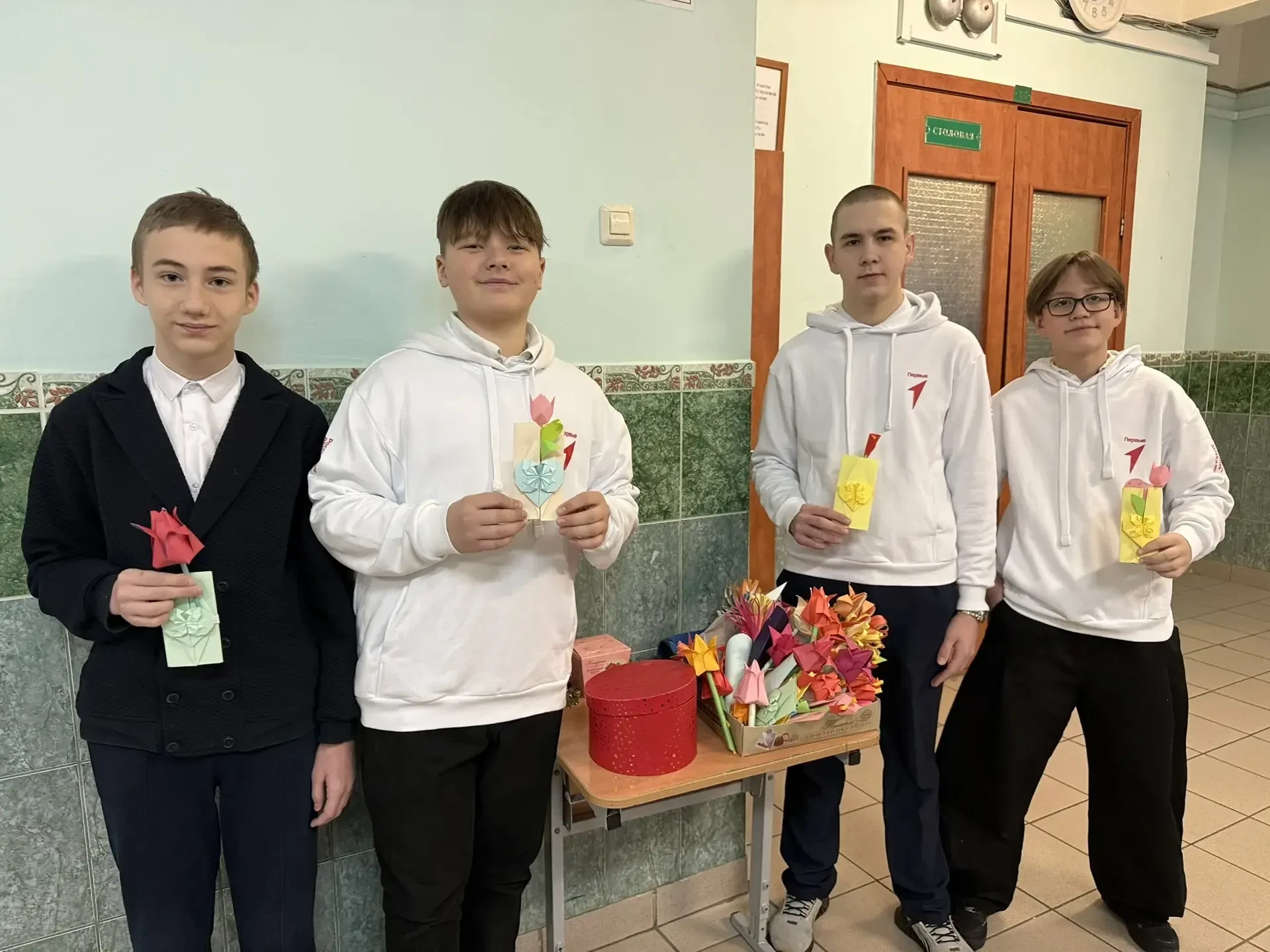 ✨Утро 6 марта в нашей школе было особенным! ✨  💐Еще на пороге чувствовалось: сегодня воздух пропитан
