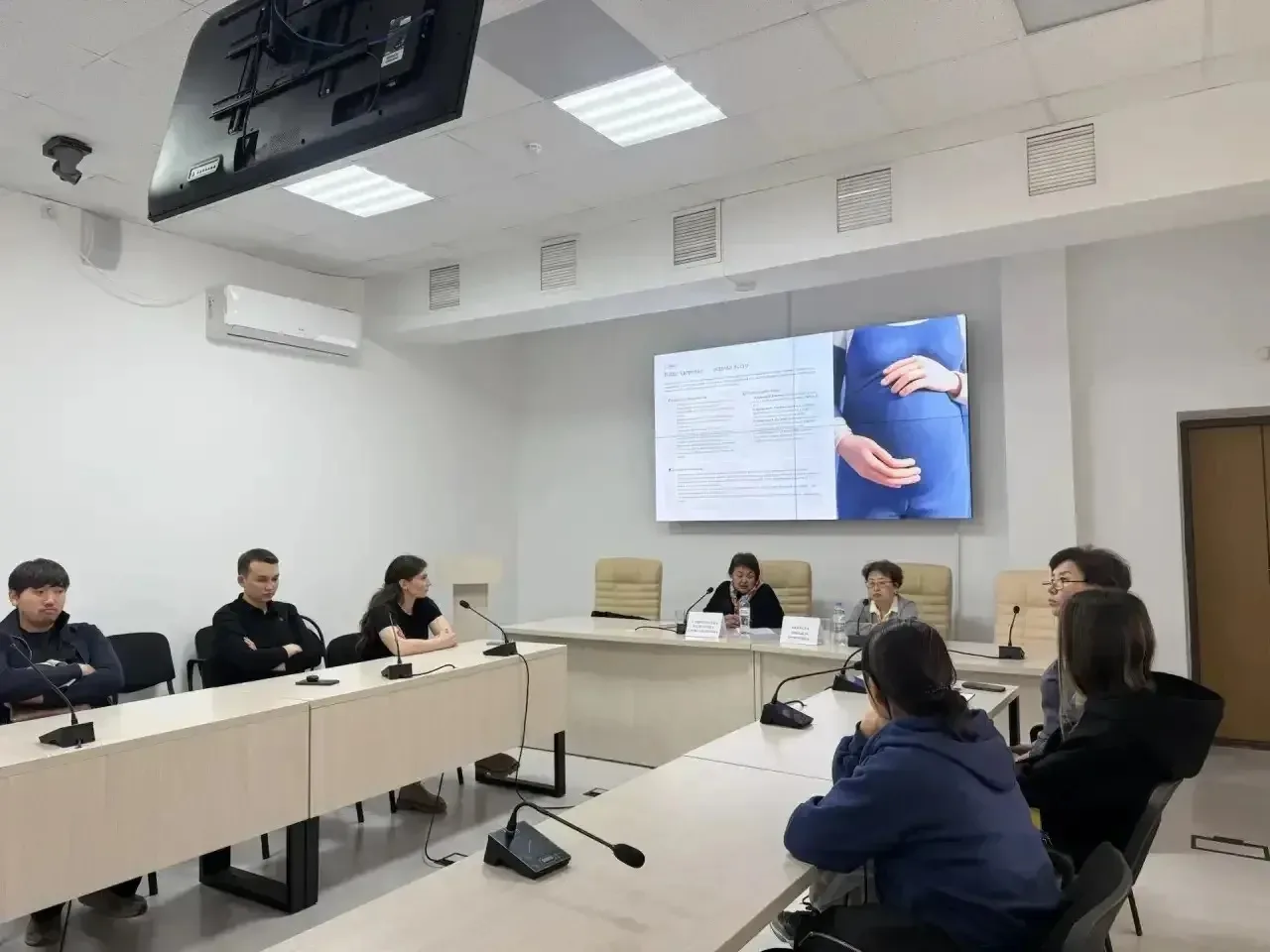 📢 Встреча для будущих родителей: здоровье, права и доверие к врачам 📍Сегодня для семейных студентов 