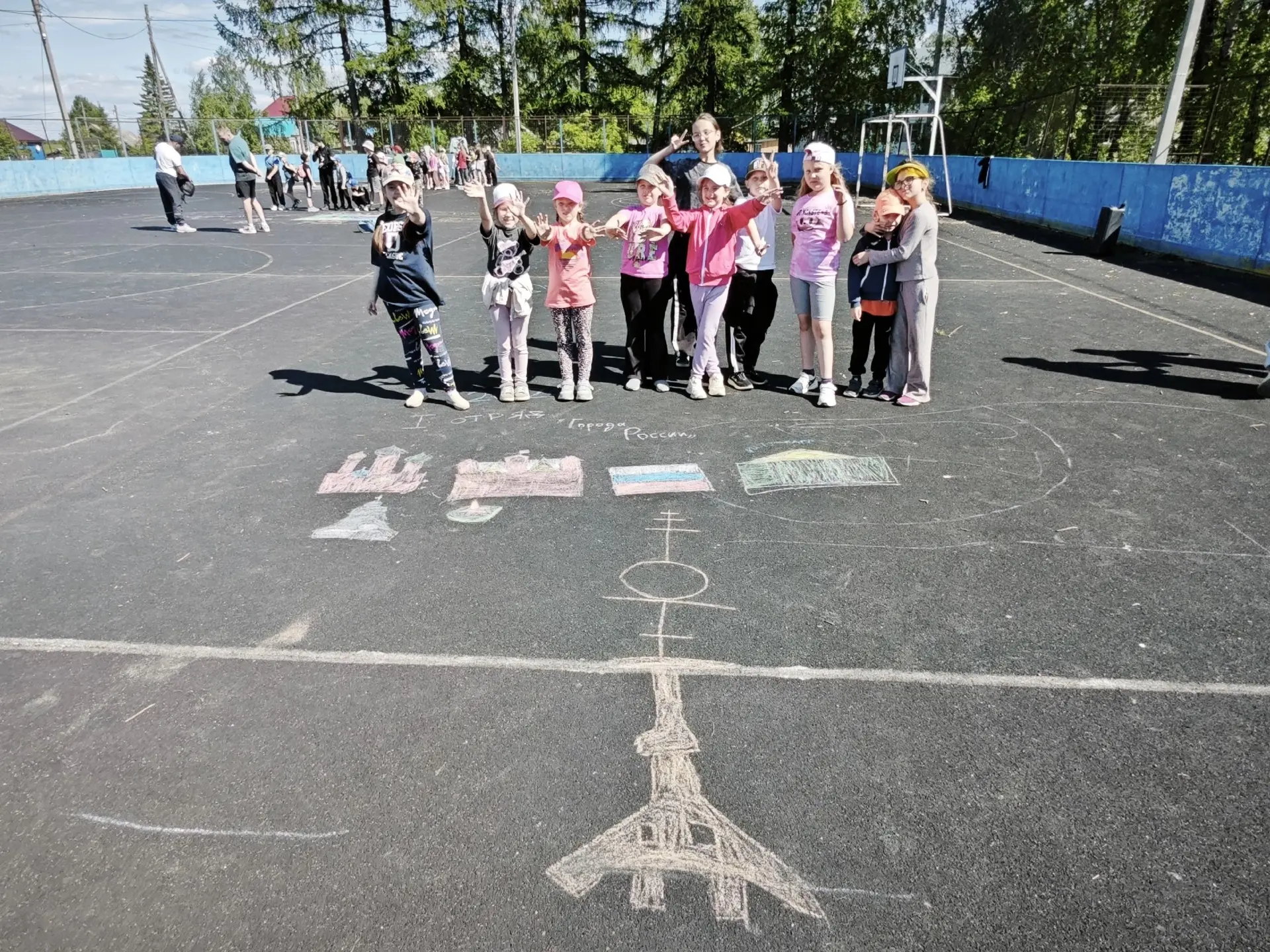 🇷🇺«Россия — краски на асфальте» превратила наш школьный двор в яркое полотно. Каждому отряду была 