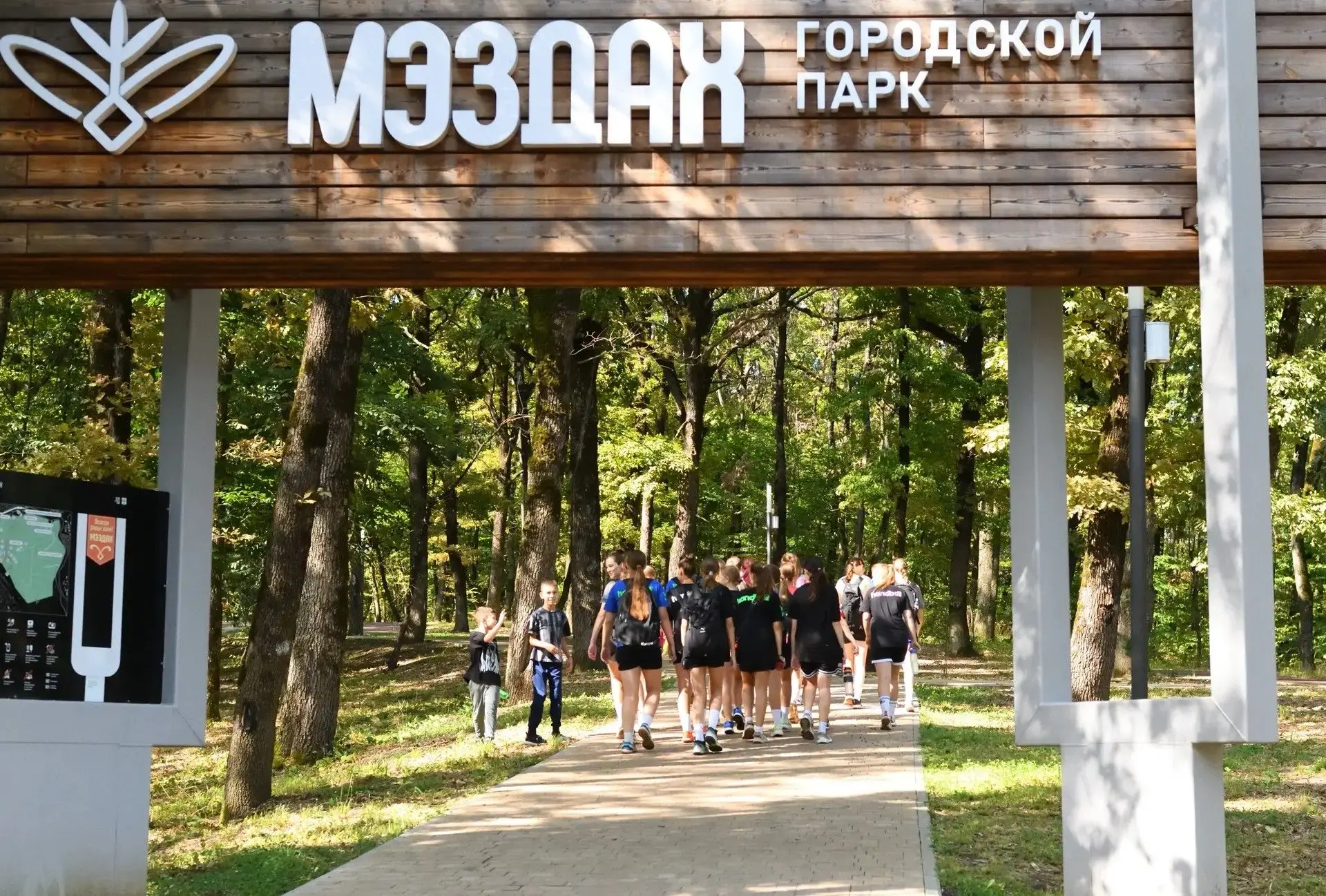 Гандболистки нашей школы вместе с тренером-преподавателем Валерием Николаевиче Гончаром...