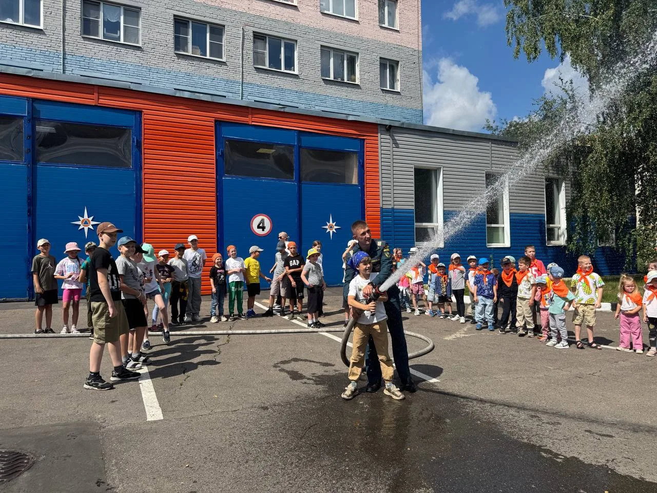🚒 Сегодня на досуговой площадке «Курс на приключения» ребят ждал день полезных навыков и ярких впеч