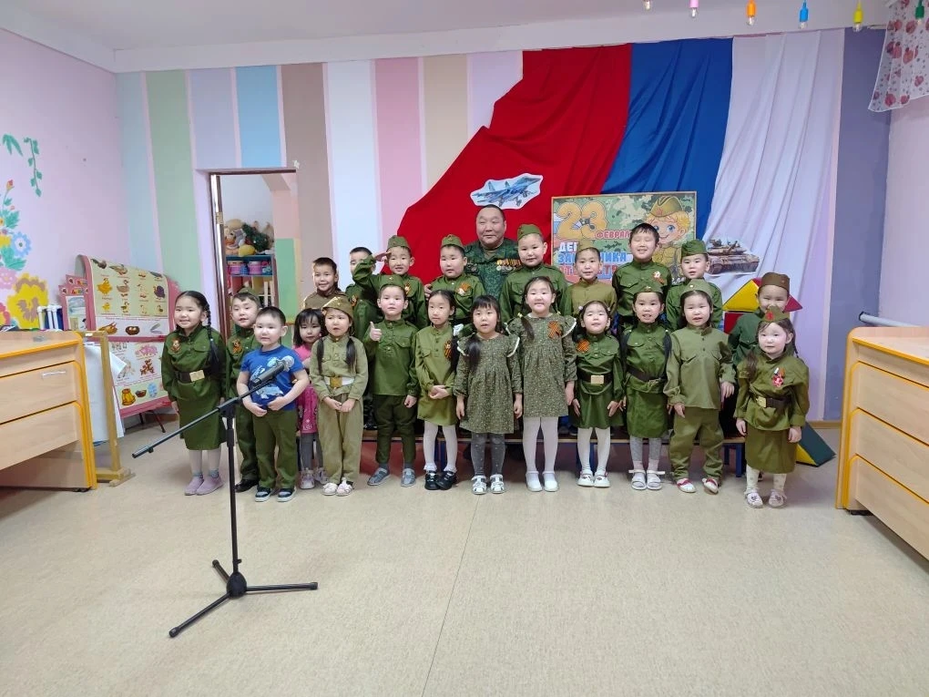 Бүгүҥҥү ыалдьыппыт Николаев Н.М. оҕолордуун көрсүһэн барда. Оҕолор эҕэрдэ ырыаларын ылл...