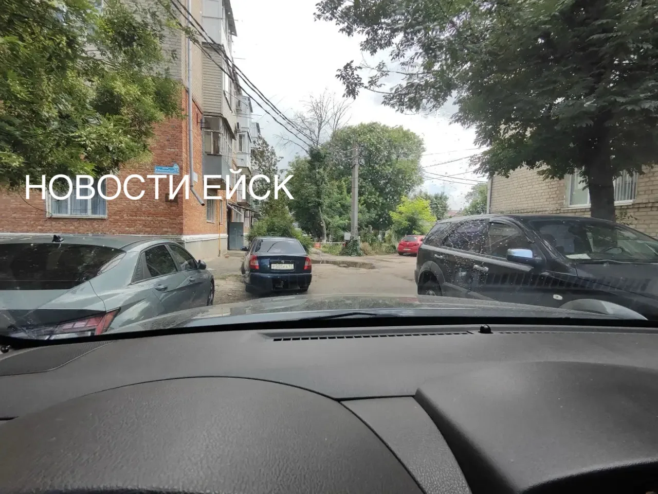 Просьба "мастера парковки" убрать свою машину и позволить жителям ул. Р. Люксембург, д....
