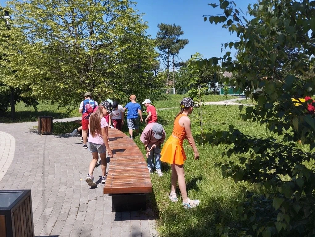 В парке Дома культуры Мирского сельского поселения прошла 🌿☘экологическая эстафета🍀с ...
