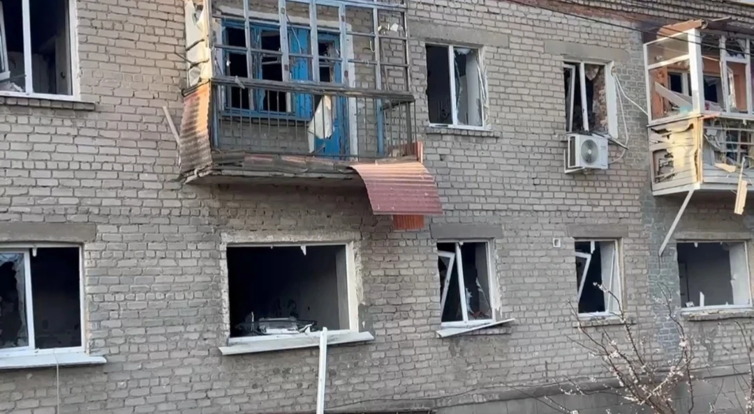 Сегодня ночью Луганск подвергся массированной атаке ВСУ. Вражеские БПЛА ударили по многоквартирным д