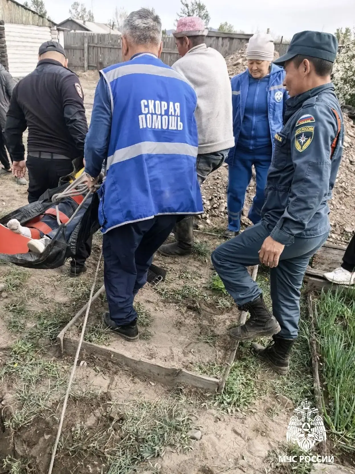 В Туве сотрудники МЧС России вытащили женщину, провалившуюся в яму под колодец глубиной 3 метра  Выз