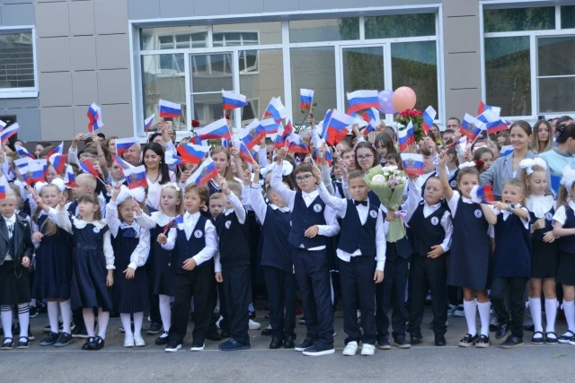 Вслед за начальными классами торжественная линейка прошла в главном здании у 1, 2А, 2Б,...