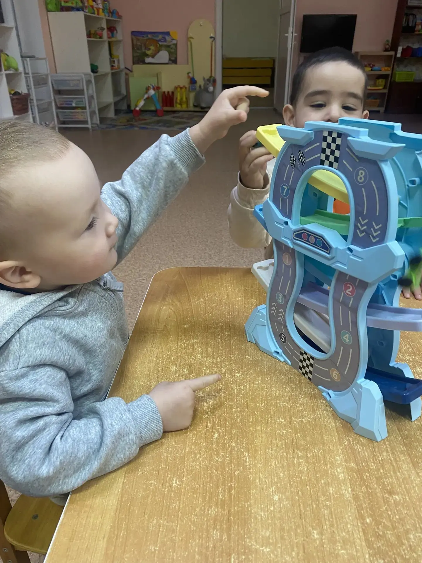 🧸  Тематическая неделя «Наши игрушки» в первой младшей группе  «Вишенки». Малыши целую...