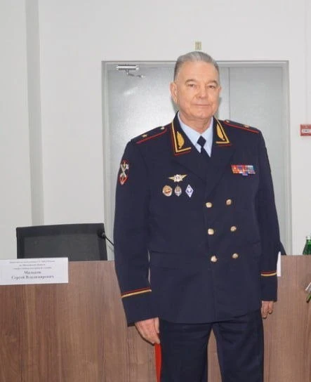 Генерал-майор МВД и старшие офицеры попались на краже бензина