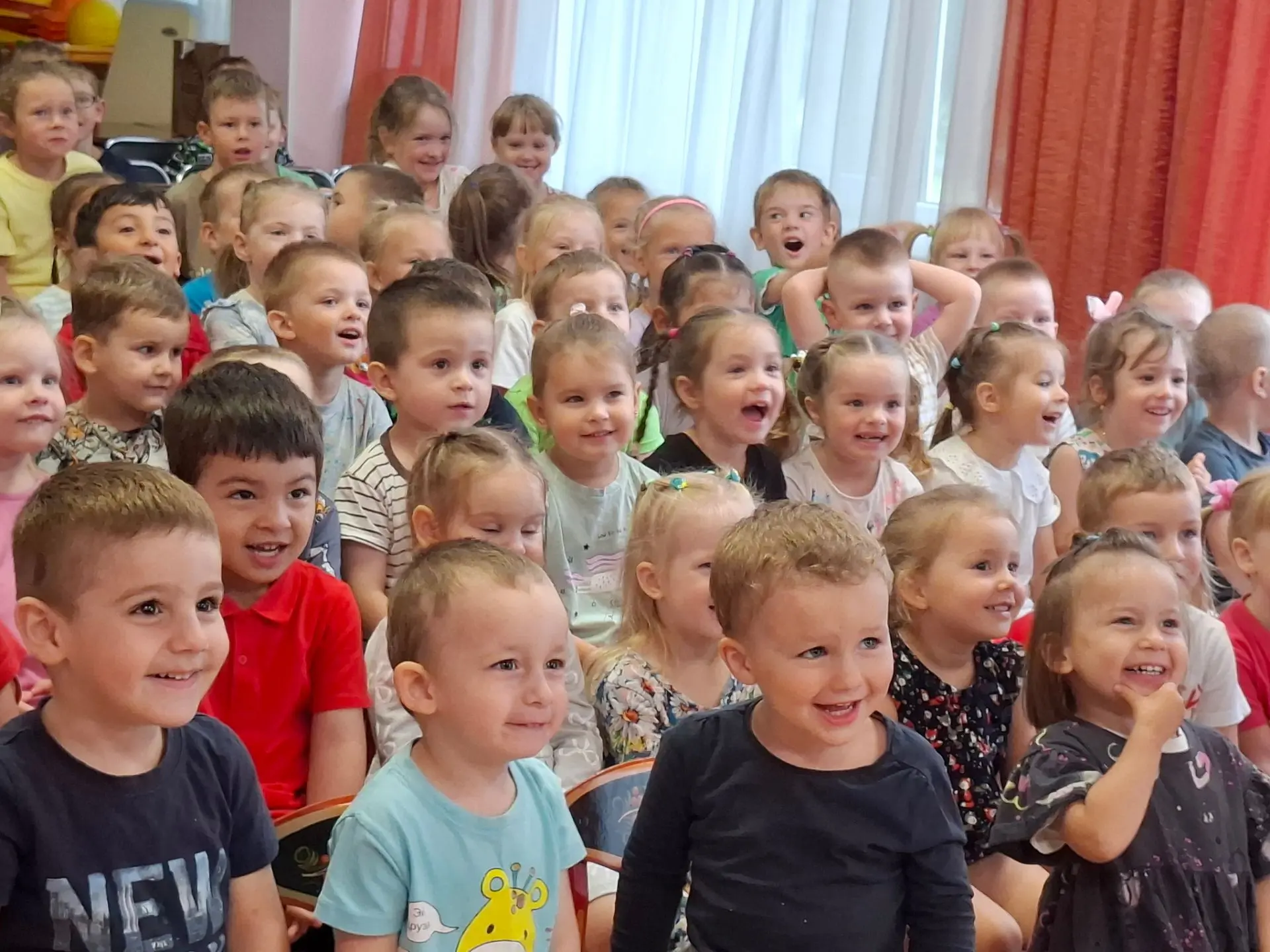 🎉 Сегодня наши ребята встретились со своими любимыми круглыми героями из Ромашковой долины — Смешар
