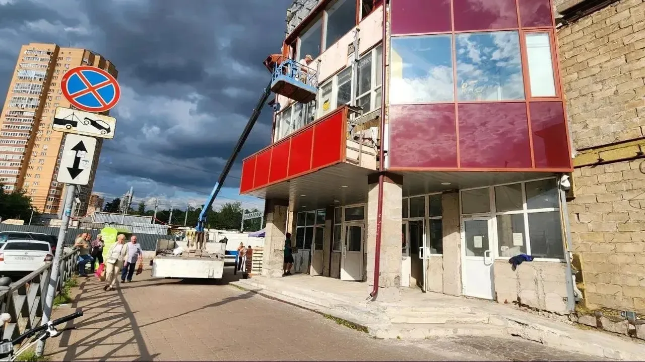 Возле станции МЦД «Химки» строители приступили к подготовке демонтажа торгового центра «Поляна»

Под