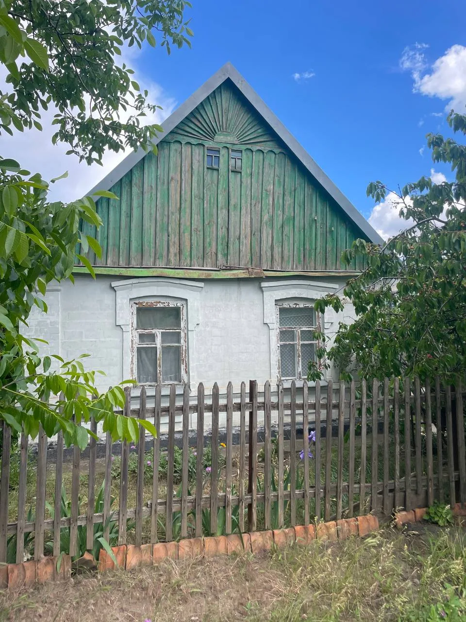Предлагаем к продаже земельный участок 20х34 метра (6,8 соток) с домом по адресу: г.Мел...