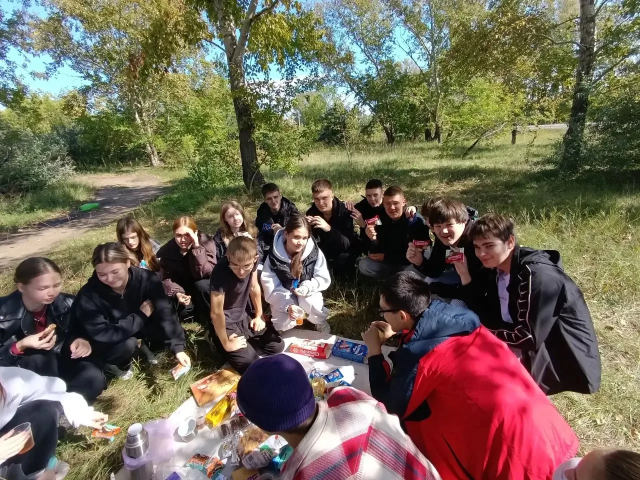 🏕️ Навстречу новым дорогам: 10 «А» в «Походе с Первыми»! 🎒🌟 Ученики 10 «А» класса МБ...