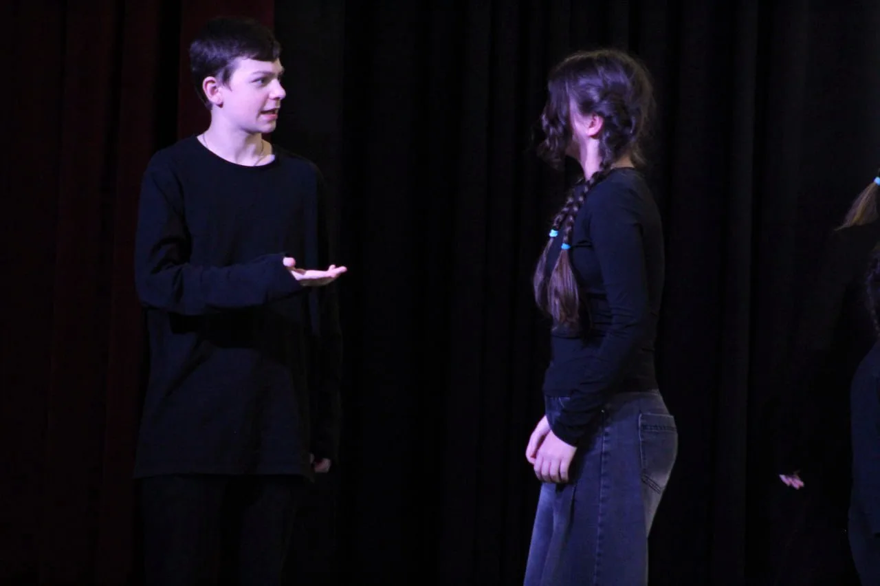 День театра в школе  🎭Театр — это не просто искусство, а важная часть воспитания. Он учит детей пони