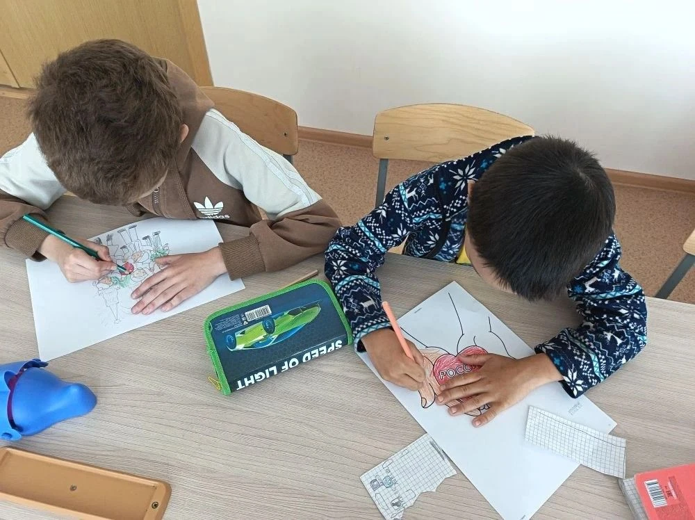 В пришкольном лагере царит атмосфера радости и веселья! Дети с энтузиазмом играют, раскрывают свои с