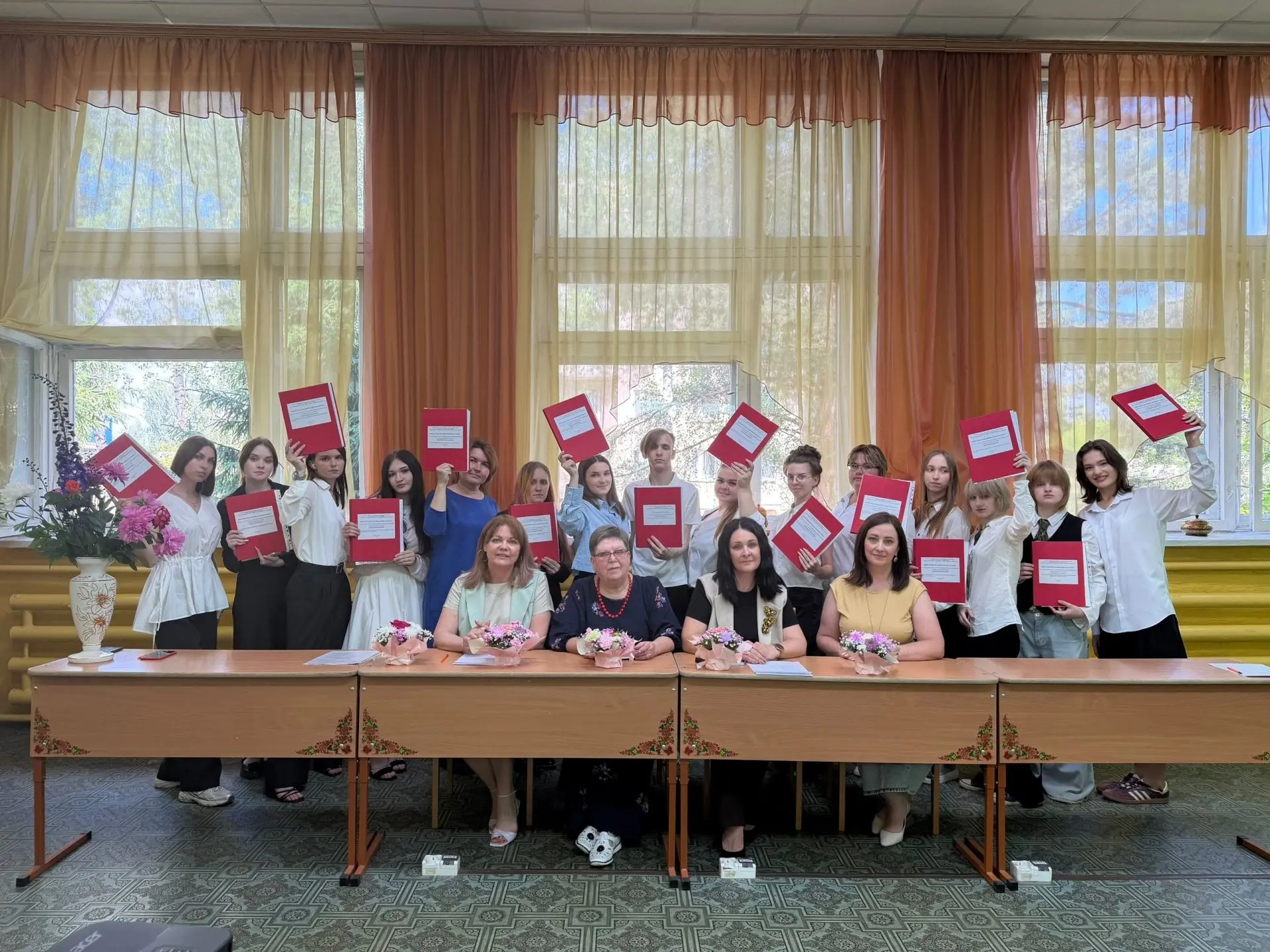 🎓 Дипломы защищены — двери в будущее открыты!

23 июня студенты 3-го курса специальности "Декоратив