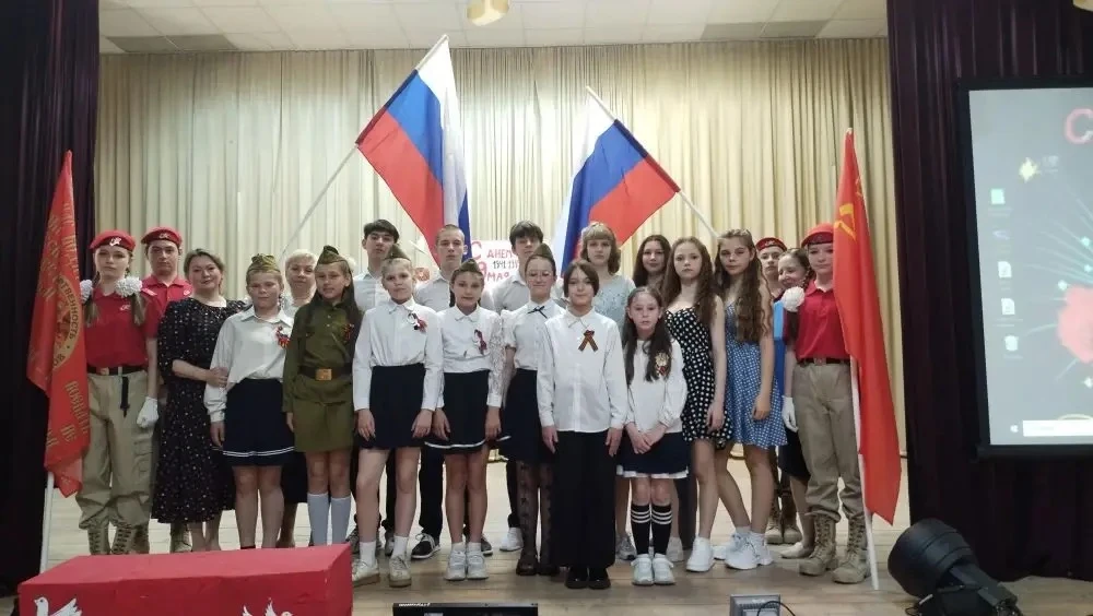 🎇Сквозь поколения: как наша школа пела о главном