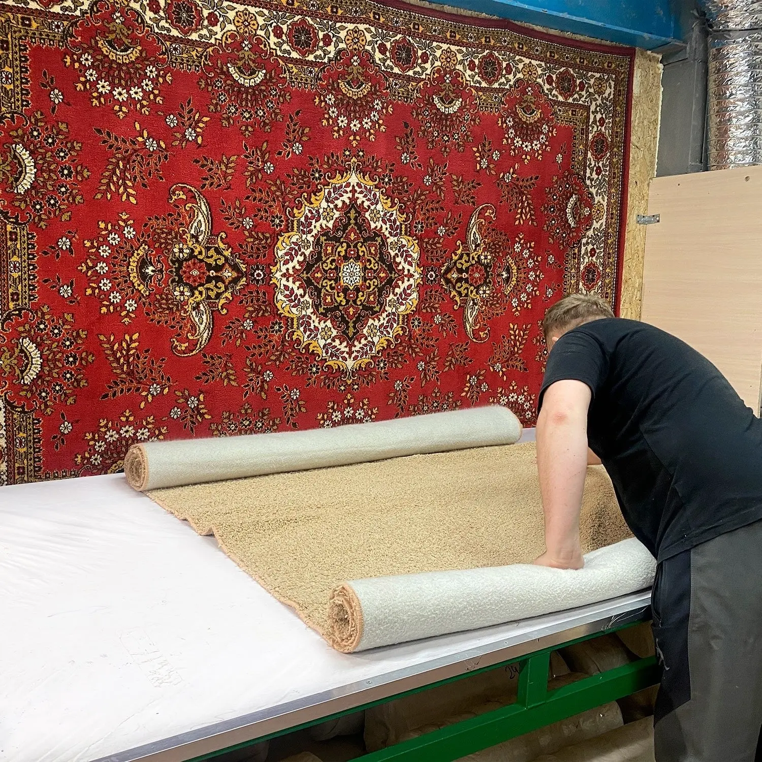 😍 Так оформили стол для упаковки ковров. Здесь, окруженные ярким светом, ищем остатки ...