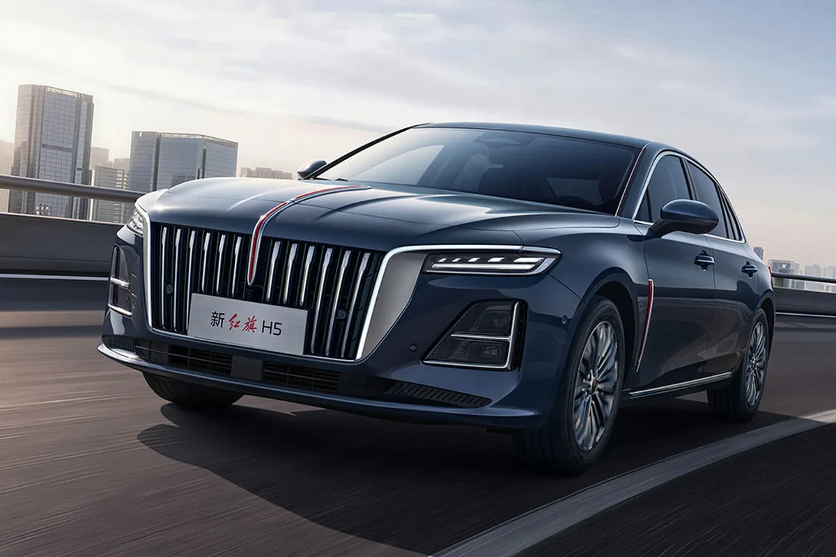 Обновленный Hongqi H5 получил полностью новый салон  Седан получил другую переднюю панель, новый рул