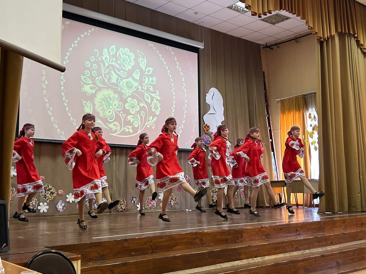 Дружба без границ!  ✨ В нашей школе прошел концерт «Дружба без границ», который стал частью Открытог