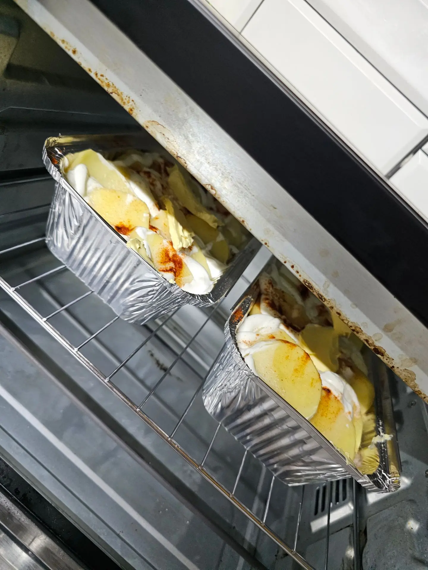 Салат с курицей и картошка в духовке под сливочным соусом
