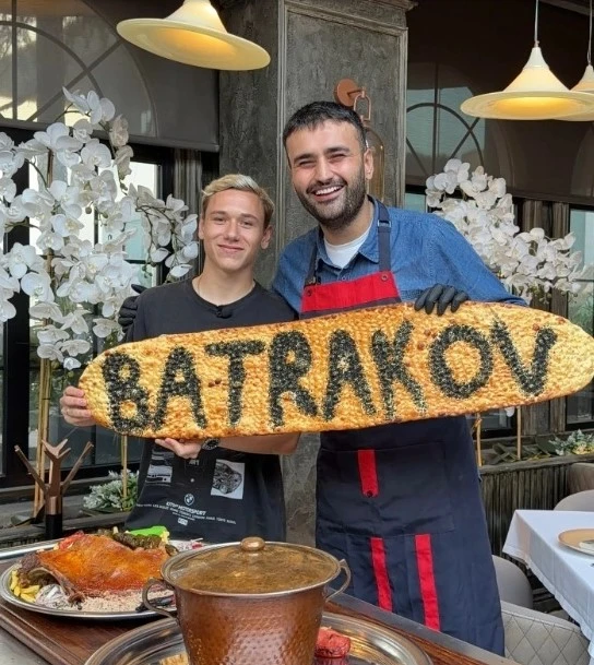 Турецкий ресторатор и шеф‑повар Бурак Оздемир (CZN Burak) встретился с полузащитником А...