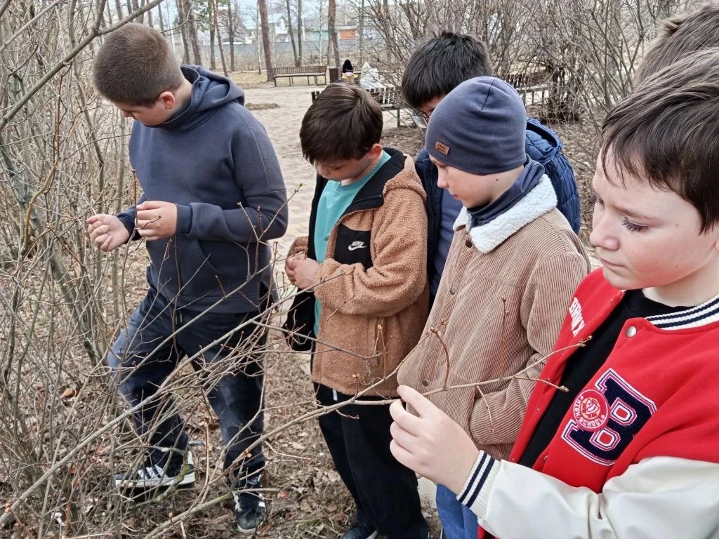 На весенних каникулах 4В отправился на прогулку в парк! Было очень весело и интересно. Ребята с вост