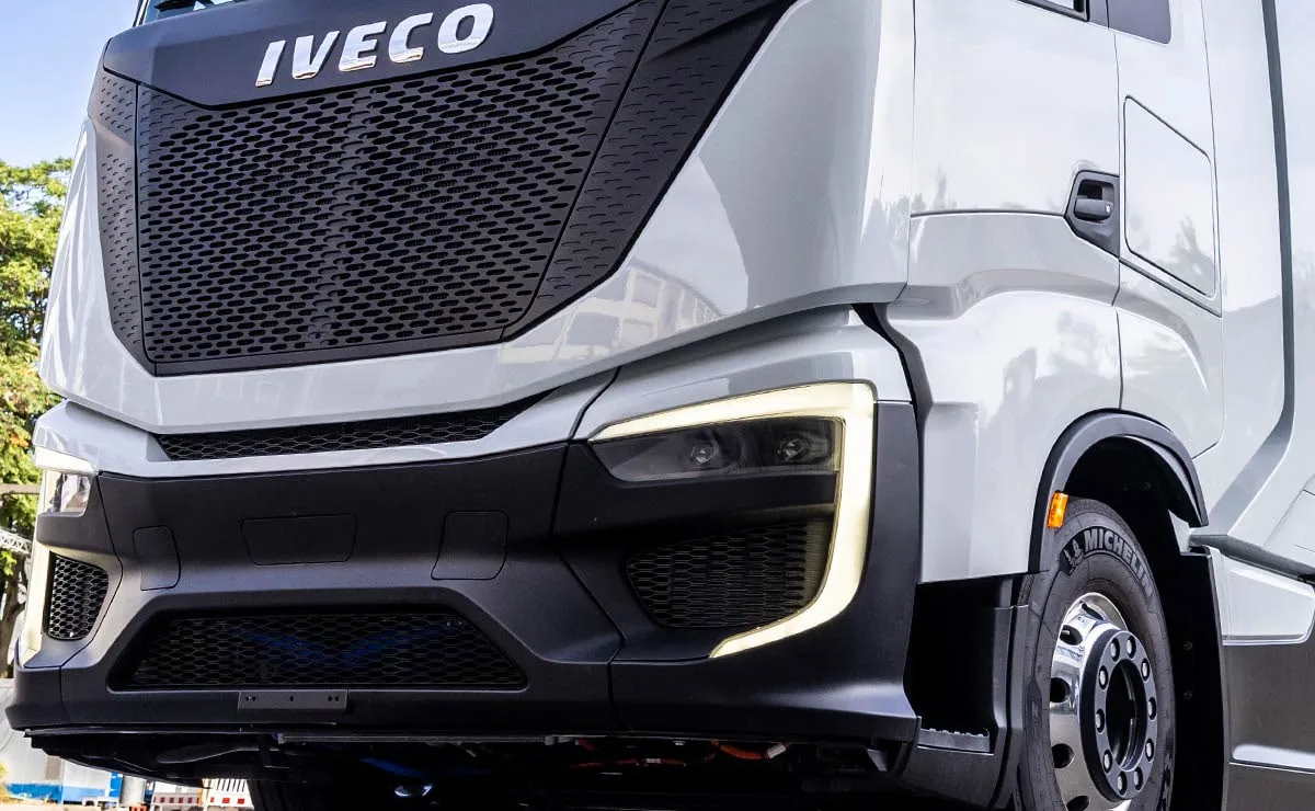 IVECO готовит электрический тягач на 600 км

IVECO показала S-eWay Artic - электрический тягач для р