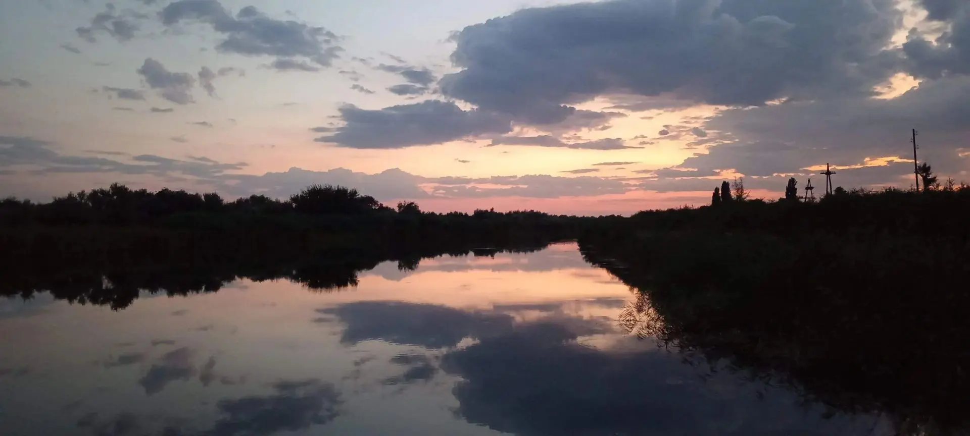 Закат на Карповке: когда небо и река встречаются в одной точке 🌅🌊