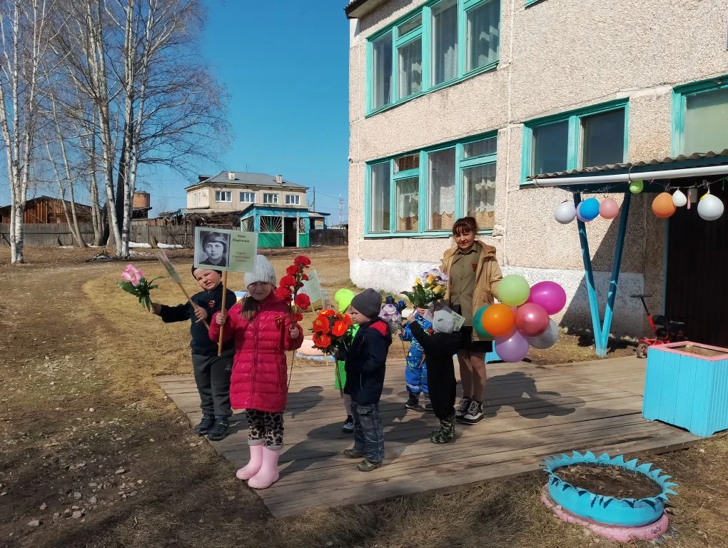 8 Мая мы сходили к памятнику "Скорбящая женщина- мать". Мы прошли с акцией "Бессмертный...