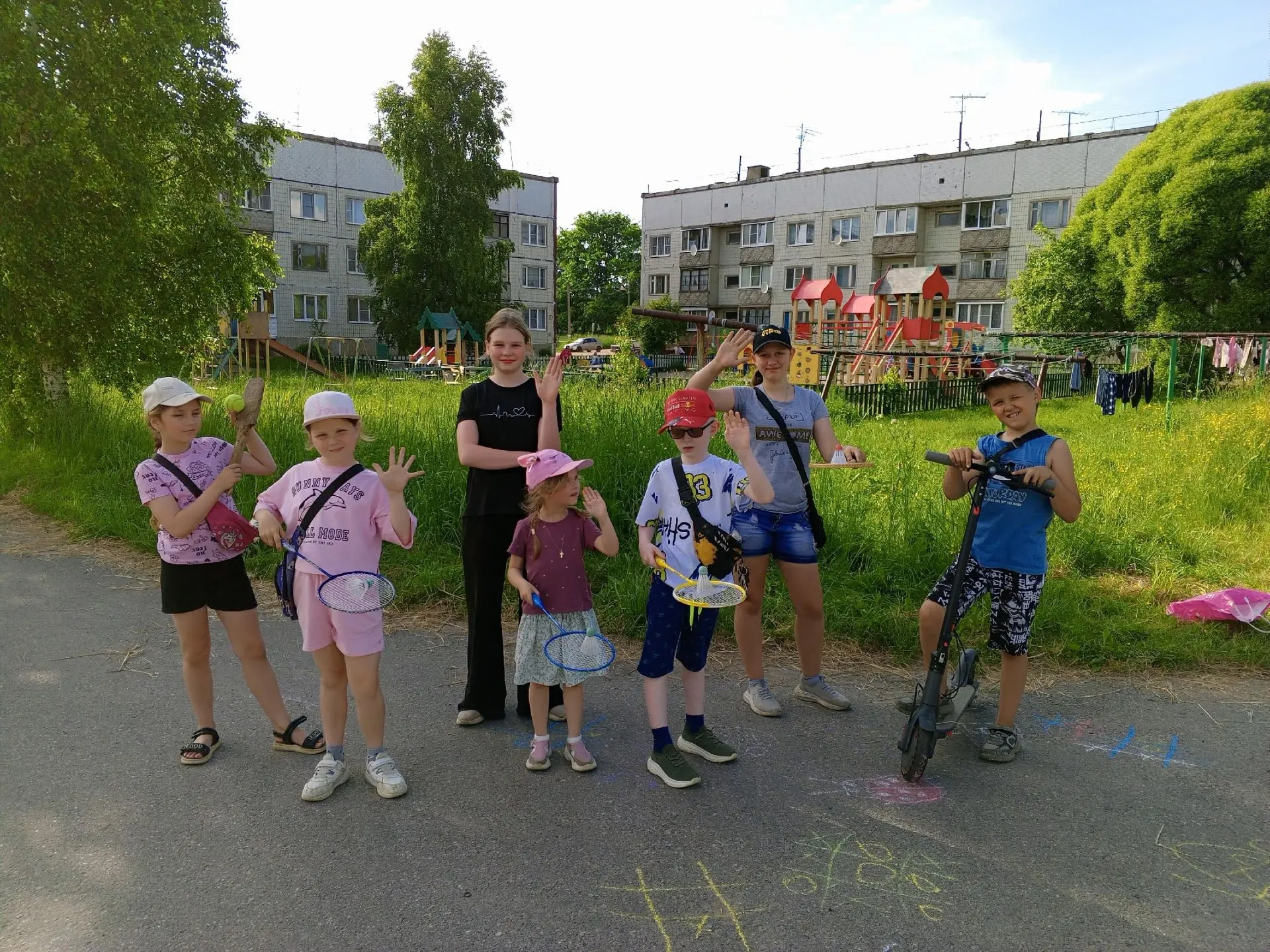 09 июня 2026 г. Дворовая занятость.
 Учились отбивать битой мяч и ловить "свечку".
 Притомившись, ри