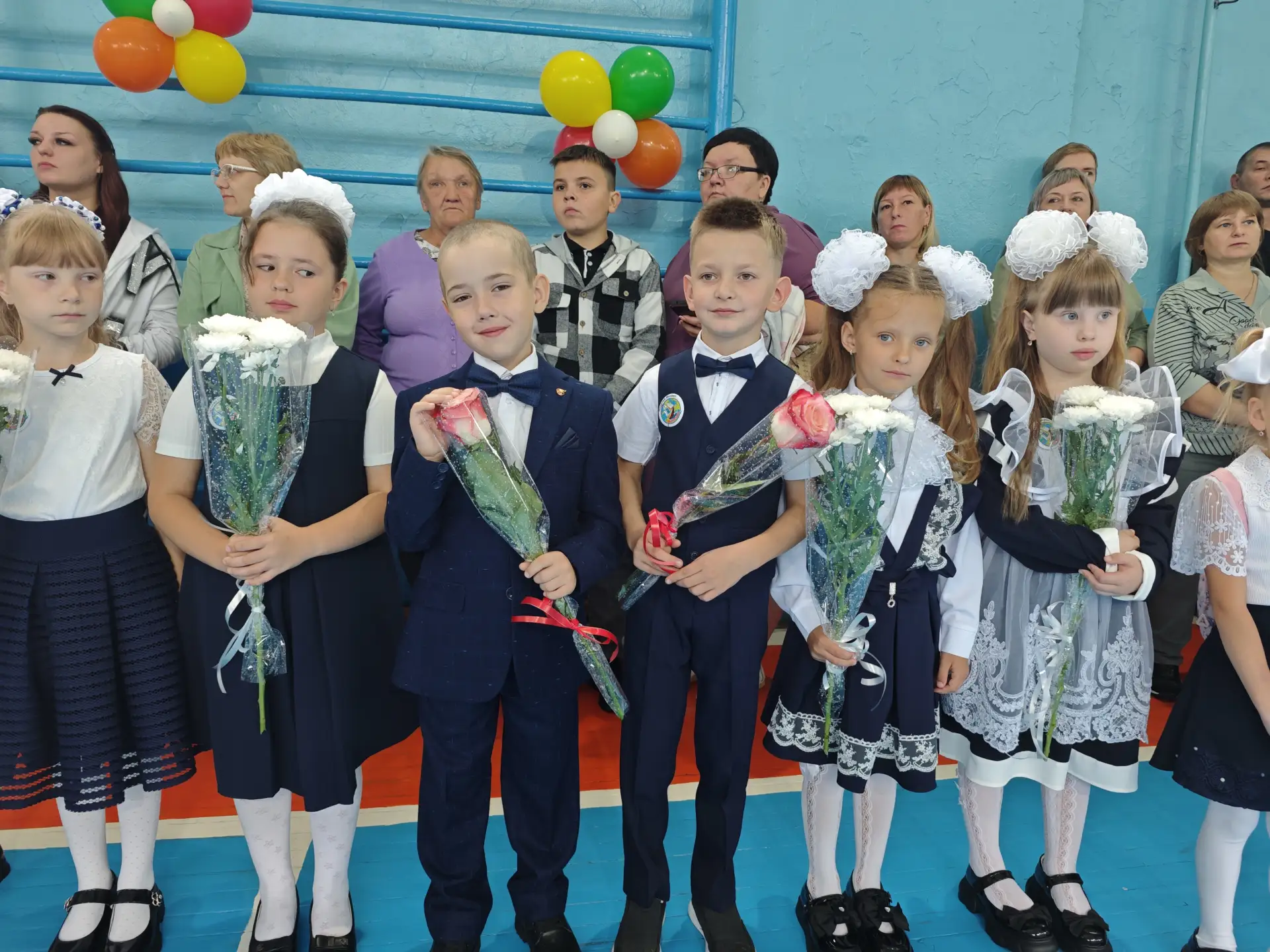Дорогие выпускники, уважаемые педагоги и родители! Поздравляем вас с праздником, завершающим главный
