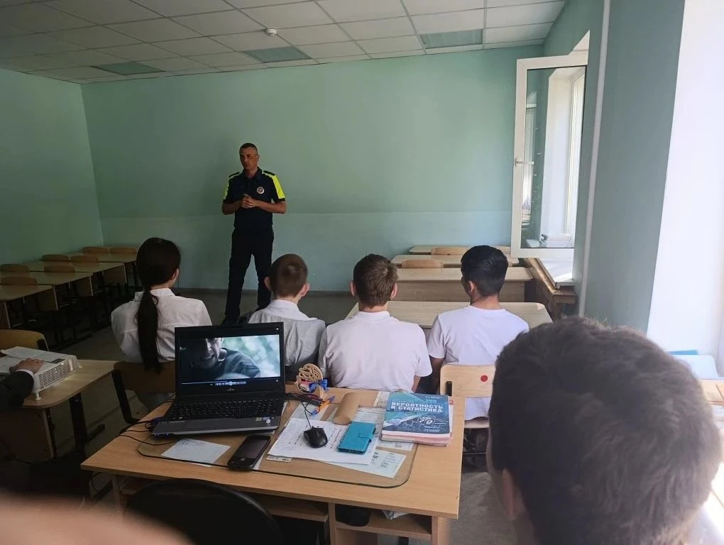 Сегодня в школе — важная встреча для старшеклассников!
В преддверии летних каникул к нам пришёл инсп