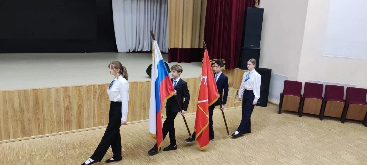 На торжественной линейке, открывшей учебную неделю, прозвучали важные слова и были отмечены заслуги 