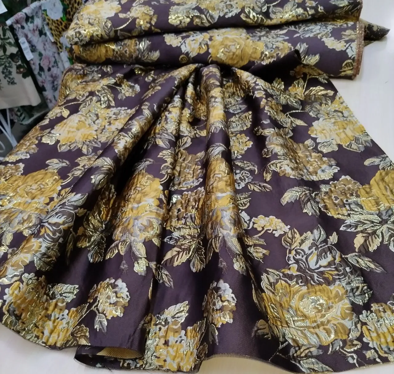 Жаккард с 3д рисунком в стиле D&G!
 Полотно держит форму, закладывается объемными фалдами, волшебно 