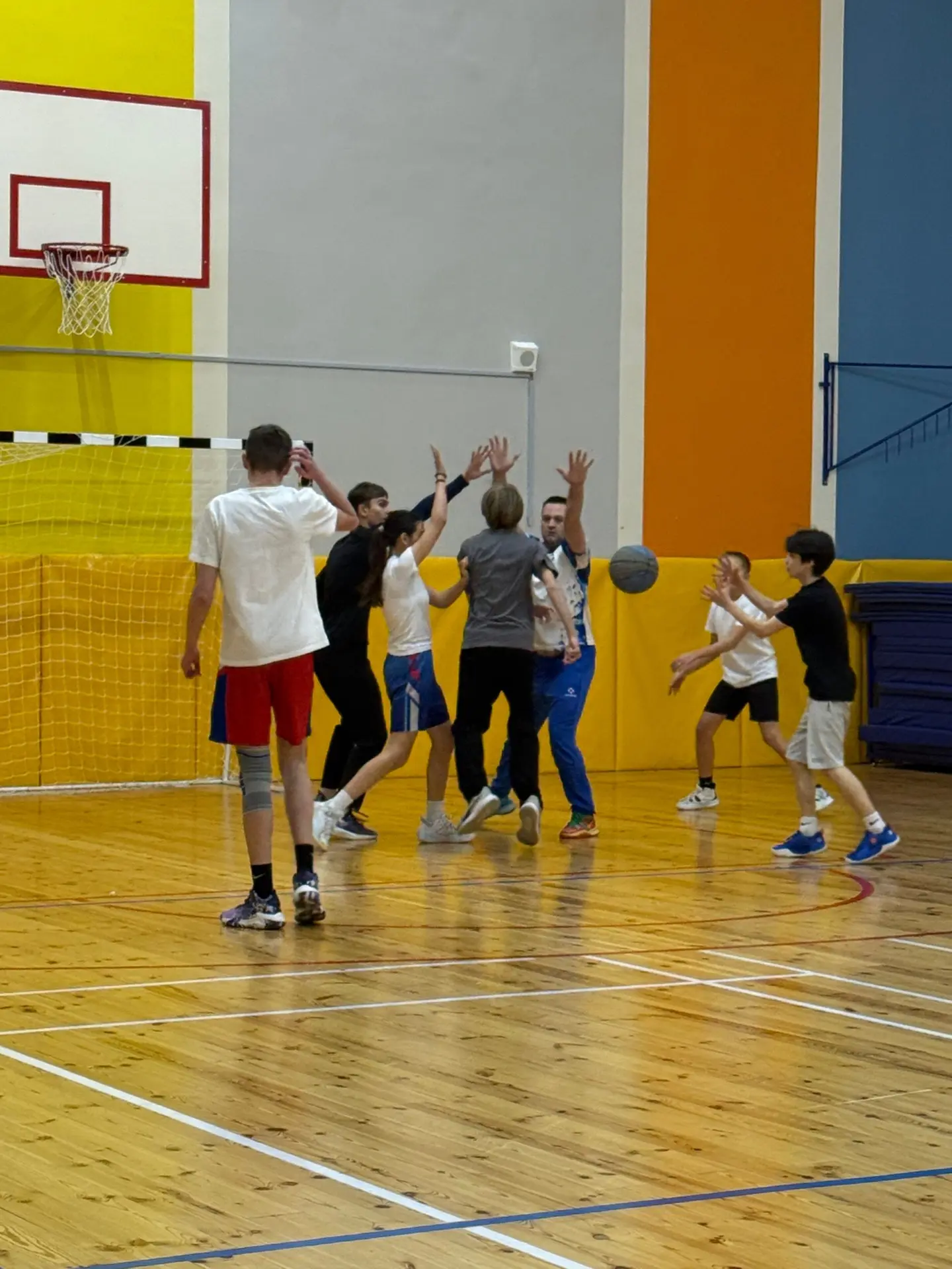 🏆 ФИНАЛ. УЧИТЕЛЯ VS УЧЕНИКИ. 🏆  Вчера в школе №32 кипели нешуточные баскетбольные страсти! На одной 