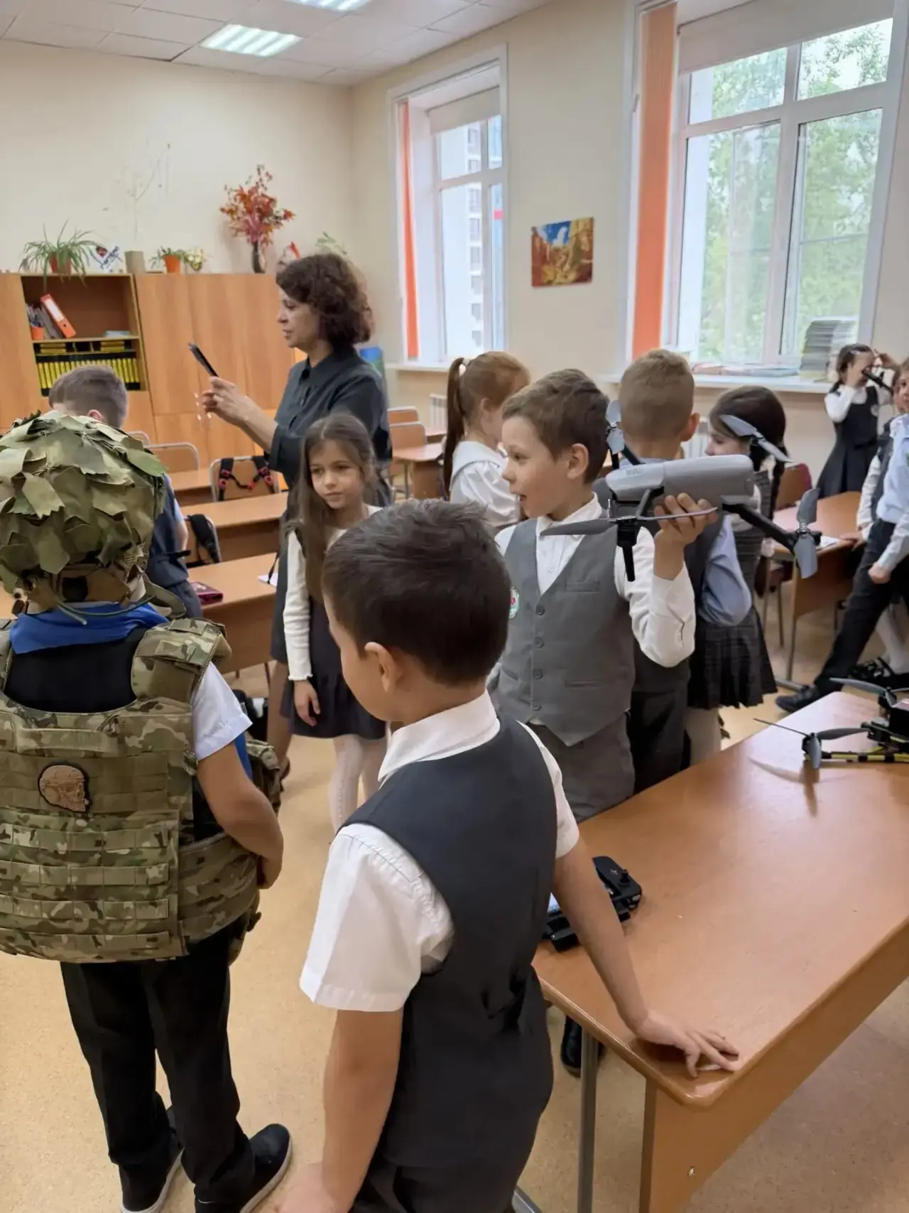 🚁 Сегодня у нас был особенный гость!  В класс 1.7 заглянул выпускник Инны Ивановны Писаревой — Марк 